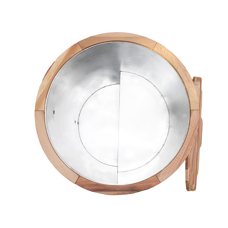 Drewniana wanna z zimną wodą