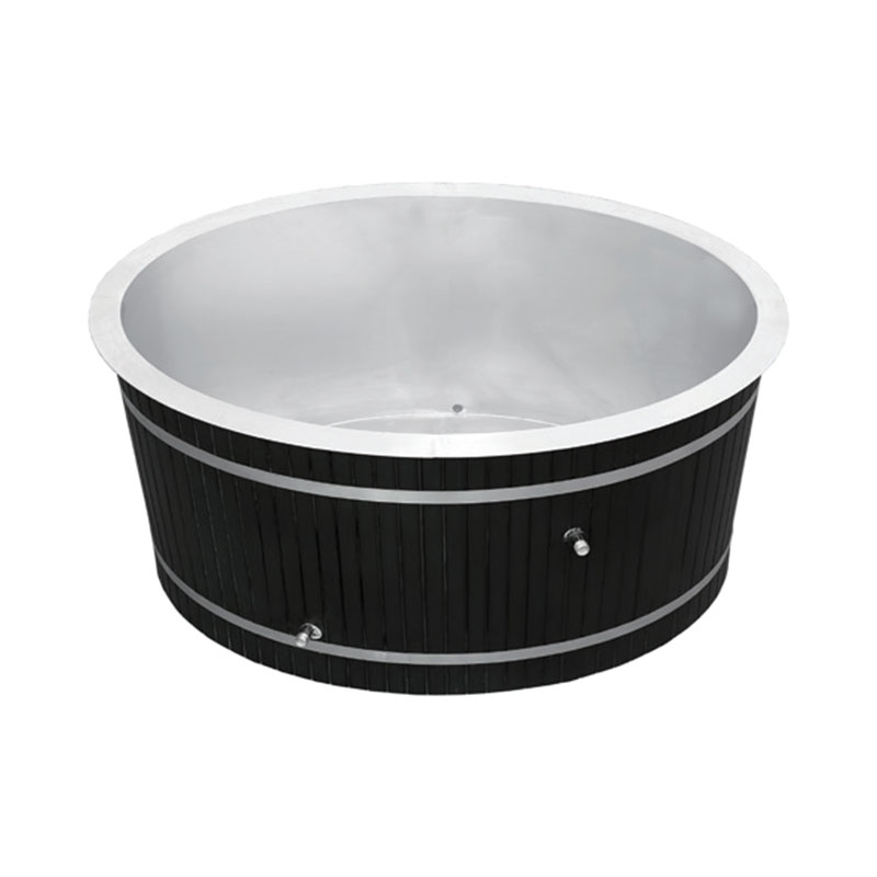 Drewniana wanna z zimną wodą