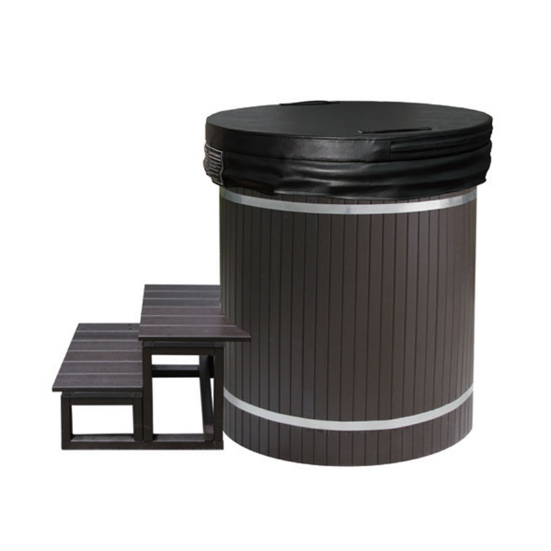 Drewniana wanna z zimną wodą